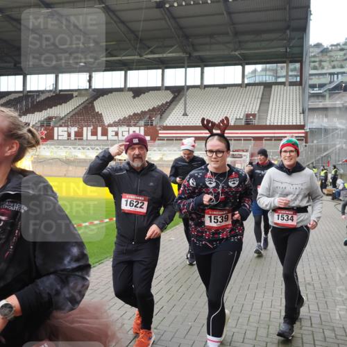 07.12.2025 - St. Pauli X-Mass-Run No. 15 Fabian Wolf http://msf.ph/oto/9421766 07.12.2025 11:47:52 Ziel 1032, 1534, 1539, 1622, 1951, 2381, 2384, 2451, 2452, 2475, 2516, 2842, 3225, 3227, 3313, 4425, 4427 meine-sportfotos.de