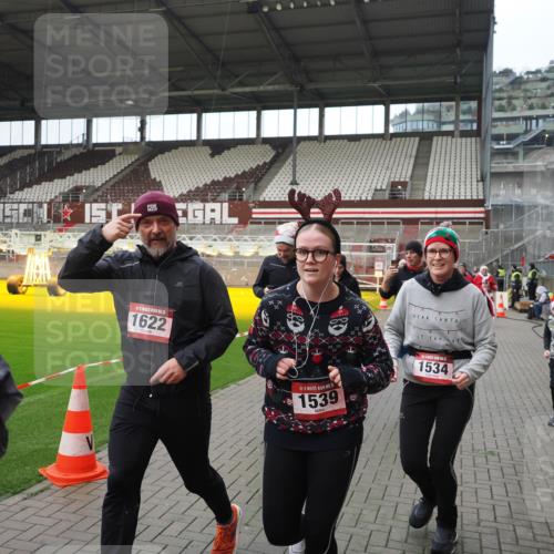 07.12.2025 - St. Pauli X-Mass-Run No. 15 Fabian Wolf http://msf.ph/oto/9421767 07.12.2025 11:47:52 Ziel 1032, 1534, 1539, 1622, 1951, 2381, 2384, 2451, 2452, 2475, 2516, 2842, 3225, 3227, 3313, 4425, 4427 meine-sportfotos.de