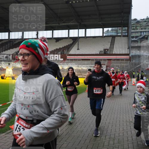 07.12.2025 - St. Pauli X-Mass-Run No. 15 Fabian Wolf http://msf.ph/oto/9421772 07.12.2025 11:47:53 Ziel 1032, 1471, 1474, 1534, 1539, 1597, 1622, 1951, 2381, 2384, 2451, 2452, 2475, 2516, 2842, 3225, 3227, 3312, 3313, 4425, 4427 meine-sportfotos.de