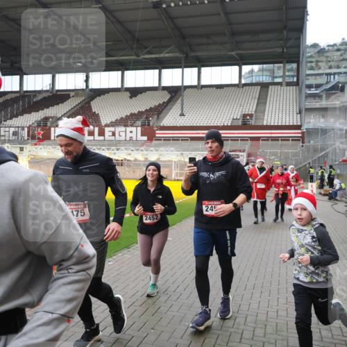 07.12.2025 - St. Pauli X-Mass-Run No. 15 Fabian Wolf http://msf.ph/oto/9421773 07.12.2025 11:47:53 Ziel 1032, 1471, 1474, 1534, 1539, 1597, 1622, 1951, 2381, 2384, 2451, 2452, 2475, 2516, 2842, 3225, 3227, 3312, 3313, 4425, 4427 meine-sportfotos.de