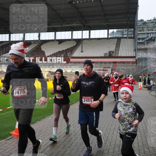 07.12.2025 - St. Pauli X-Mass-Run No. 15 Fabian Wolf http://msf.ph/oto/9421774 07.12.2025 11:47:53 Ziel 1032, 1471, 1474, 1534, 1539, 1597, 1622, 1951, 2381, 2384, 2451, 2452, 2475, 2516, 2842, 3225, 3227, 3312, 3313, 4425, 4427 meine-sportfotos.de