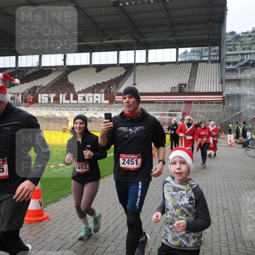 07.12.2025 - St. Pauli X-Mass-Run No. 15 Fabian Wolf http://msf.ph/oto/9421775 07.12.2025 11:47:54 Ziel 1032, 1471, 1474, 1534, 1539, 1597, 1622, 1951, 2381, 2384, 2451, 2452, 2475, 2516, 2842, 3225, 3227, 3312, 3313, 4425, 4427 meine-sportfotos.de