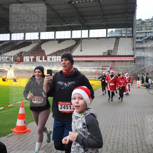 07.12.2025 - St. Pauli X-Mass-Run No. 15 Fabian Wolf http://msf.ph/oto/9421776 07.12.2025 11:47:54 Ziel 1032, 1471, 1474, 1534, 1539, 1597, 1622, 1951, 2381, 2384, 2451, 2452, 2475, 2516, 2842, 3225, 3227, 3312, 3313, 4425, 4427 meine-sportfotos.de