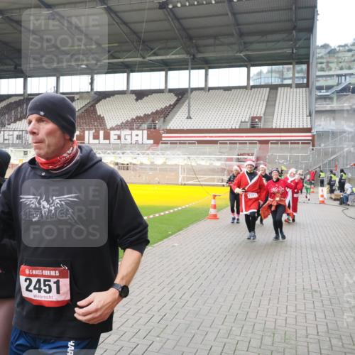 07.12.2025 - St. Pauli X-Mass-Run No. 15 Fabian Wolf http://msf.ph/oto/9421778 07.12.2025 11:47:54 Ziel 1032, 1471, 1474, 1534, 1539, 1597, 1622, 1951, 2381, 2384, 2451, 2452, 2475, 2516, 2842, 3225, 3227, 3312, 3313, 4425, 4427 meine-sportfotos.de