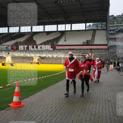 07.12.2025 - St. Pauli X-Mass-Run No. 15 Fabian Wolf http://msf.ph/oto/9421783 07.12.2025 11:47:55 Ziel 724, 796, 1032, 1471, 1474, 1534, 1539, 1597, 1622, 1951, 2381, 2384, 2451, 2452, 2475, 2516, 2842, 3225, 3227, 3312, 3313, 4425, 4427 meine-sportfotos.de