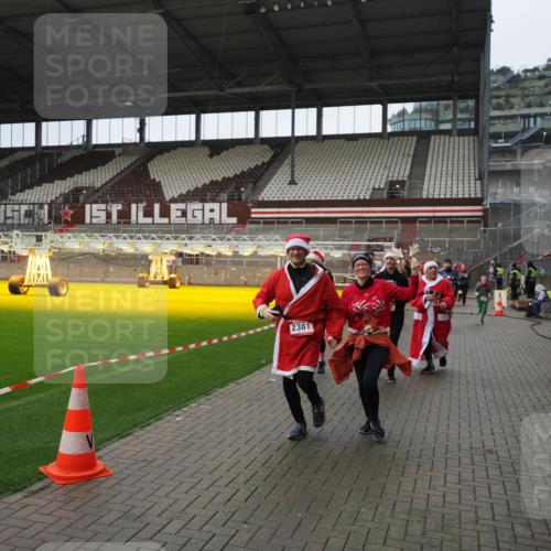 07.12.2025 - St. Pauli X-Mass-Run No. 15 Fabian Wolf http://msf.ph/oto/9421784 07.12.2025 11:47:56 Ziel 724, 796, 1032, 1471, 1474, 1534, 1539, 1597, 1622, 1951, 2381, 2384, 2451, 2452, 2475, 2516, 2842, 3225, 3227, 3312, 3313, 4425, 4427 meine-sportfotos.de