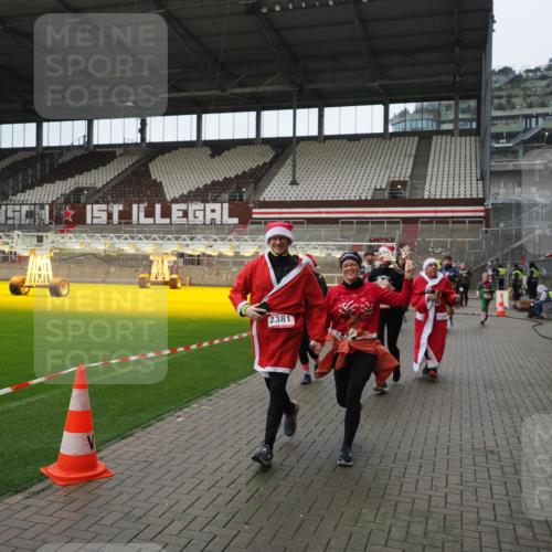 07.12.2025 - St. Pauli X-Mass-Run No. 15 Fabian Wolf http://msf.ph/oto/9421785 07.12.2025 11:47:56 Ziel 724, 796, 1032, 1471, 1474, 1534, 1539, 1597, 1622, 1951, 2381, 2384, 2451, 2452, 2475, 2516, 2842, 3225, 3227, 3312, 3313, 4425, 4427 meine-sportfotos.de