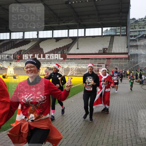 07.12.2025 - St. Pauli X-Mass-Run No. 15 Fabian Wolf http://msf.ph/oto/9421790 07.12.2025 11:47:57 Ziel 724, 796, 1032, 1471, 1474, 1534, 1539, 1597, 1622, 1951, 2381, 2384, 2451, 2452, 2475, 2516, 2842, 3225, 3227, 3312, 3313, 4425, 4427 meine-sportfotos.de