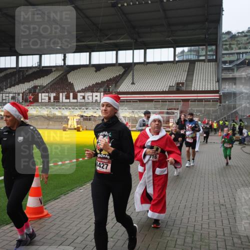 07.12.2025 - St. Pauli X-Mass-Run No. 15 Fabian Wolf http://msf.ph/oto/9421793 07.12.2025 11:47:58 Ziel 724, 796, 1032, 1471, 1474, 1534, 1539, 1597, 1622, 1951, 2381, 2384, 2451, 2452, 2475, 2516, 2842, 3225, 3227, 3312, 3313, 4425, 4427 meine-sportfotos.de