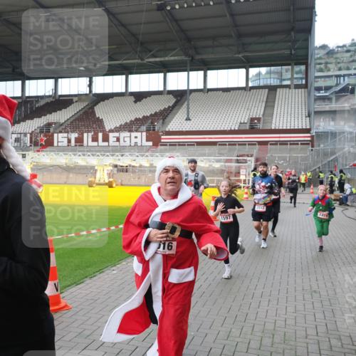 07.12.2025 - St. Pauli X-Mass-Run No. 15 Fabian Wolf http://msf.ph/oto/9421794 07.12.2025 11:47:58 Ziel 724, 796, 1032, 1471, 1474, 1534, 1539, 1597, 1622, 1951, 2381, 2384, 2451, 2452, 2475, 2516, 2842, 3225, 3227, 3312, 3313, 4425, 4427 meine-sportfotos.de