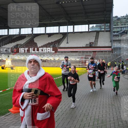 07.12.2025 - St. Pauli X-Mass-Run No. 15 Fabian Wolf http://msf.ph/oto/9421796 07.12.2025 11:47:59 Ziel 724, 796, 1032, 1471, 1474, 1534, 1539, 1597, 1622, 1951, 2381, 2384, 2451, 2452, 2475, 2516, 2842, 3225, 3227, 3312, 3313, 4425, 4427 meine-sportfotos.de