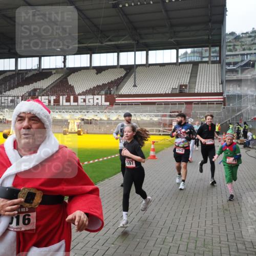 07.12.2025 - St. Pauli X-Mass-Run No. 15 Fabian Wolf http://msf.ph/oto/9421797 07.12.2025 11:47:59 Ziel 724, 796, 1032, 1471, 1474, 1534, 1539, 1597, 1622, 1951, 2381, 2384, 2451, 2452, 2475, 2516, 2842, 3225, 3227, 3312, 3313, 4425, 4427 meine-sportfotos.de