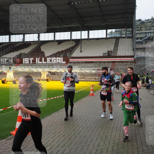 07.12.2025 - St. Pauli X-Mass-Run No. 15 Fabian Wolf http://msf.ph/oto/9421799 07.12.2025 11:48:00 Ziel 724, 796, 1032, 1471, 1474, 1534, 1539, 1597, 1622, 1951, 2381, 2384, 2451, 2452, 2475, 2516, 2842, 3225, 3227, 3312, 3313, 3547, 4425, 4427 meine-sportfotos.de