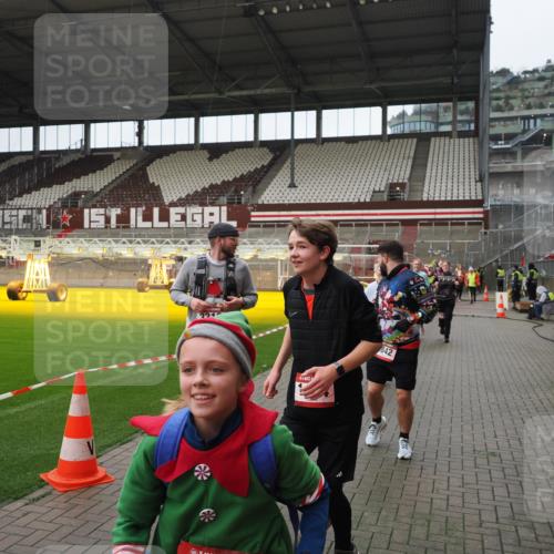 07.12.2025 - St. Pauli X-Mass-Run No. 15 Fabian Wolf http://msf.ph/oto/9421802 07.12.2025 11:48:01 Ziel 724, 796, 1032, 1471, 1474, 1534, 1539, 1597, 1622, 2381, 2384, 2451, 2452, 2475, 2516, 2842, 3225, 3227, 3312, 3313, 3542, 3547, 3602, 4425, 4427 meine-sportfotos.de