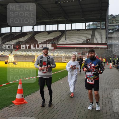 07.12.2025 - St. Pauli X-Mass-Run No. 15 Fabian Wolf http://msf.ph/oto/9421807 07.12.2025 11:48:02 Ziel 207, 724, 796, 1471, 1474, 1534, 1539, 1597, 2381, 2384, 2451, 2452, 2475, 2516, 2842, 3225, 3227, 3312, 3313, 3542, 3545, 3547, 3602, 4425, 4427 meine-sportfotos.de