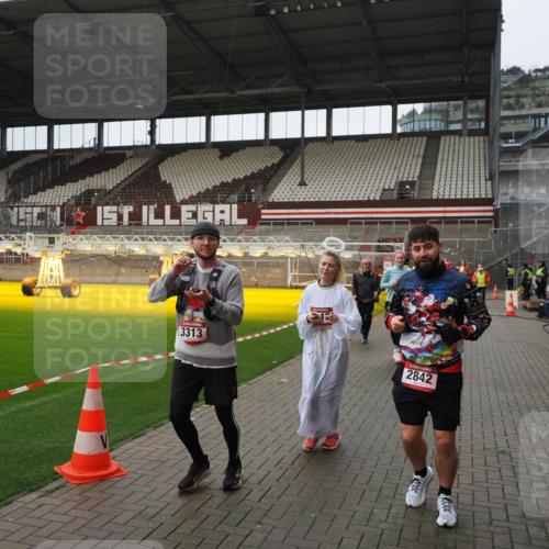 07.12.2025 - St. Pauli X-Mass-Run No. 15 Fabian Wolf http://msf.ph/oto/9421808 07.12.2025 11:48:02 Ziel 207, 724, 796, 1471, 1474, 1534, 1539, 1597, 2381, 2384, 2451, 2452, 2475, 2516, 2842, 3225, 3227, 3312, 3313, 3542, 3545, 3547, 3602, 4425, 4427 meine-sportfotos.de