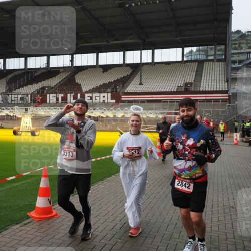 07.12.2025 - St. Pauli X-Mass-Run No. 15 Fabian Wolf http://msf.ph/oto/9421810 07.12.2025 11:48:03 Ziel 207, 724, 796, 1471, 1474, 1597, 2381, 2384, 2451, 2452, 2475, 2516, 2842, 3227, 3312, 3313, 3542, 3545, 3547, 3602, 4425, 4427 meine-sportfotos.de