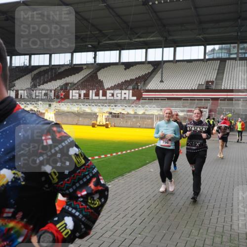 07.12.2025 - St. Pauli X-Mass-Run No. 15 Fabian Wolf http://msf.ph/oto/9421816 07.12.2025 11:48:04 Ziel 207, 724, 796, 1471, 1474, 1597, 2381, 2384, 2451, 2452, 2475, 2516, 2842, 3312, 3313, 3542, 3545, 3547, 3602, 4425, 4427 meine-sportfotos.de