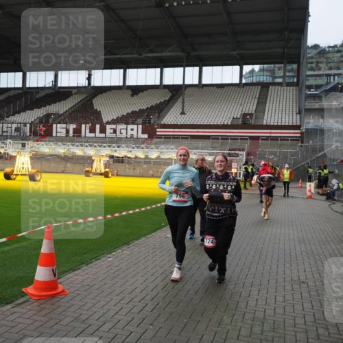 07.12.2025 - St. Pauli X-Mass-Run No. 15 Fabian Wolf http://msf.ph/oto/9421817 07.12.2025 11:48:04 Ziel 207, 724, 796, 1471, 1474, 1597, 2381, 2384, 2451, 2452, 2475, 2516, 2842, 3312, 3313, 3542, 3545, 3547, 3602, 4425, 4427 meine-sportfotos.de