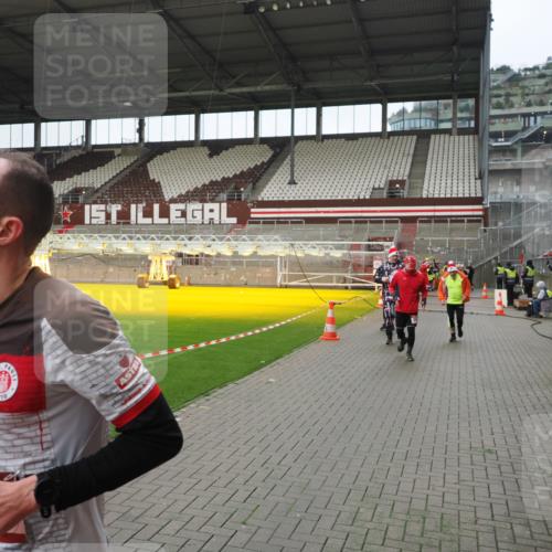 07.12.2025 - St. Pauli X-Mass-Run No. 15 Fabian Wolf http://msf.ph/oto/9421833 07.12.2025 11:48:08 Ziel 207, 724, 796, 1471, 1474, 1597, 2516, 2842, 3312, 3313, 3542, 3545, 3547, 3602, 4425, 4427 meine-sportfotos.de
