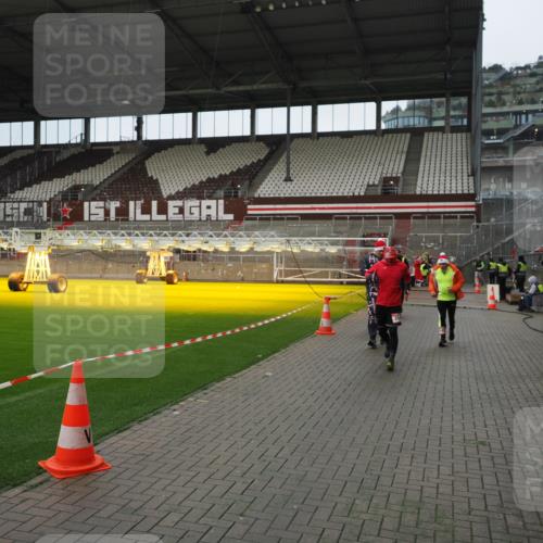 07.12.2025 - St. Pauli X-Mass-Run No. 15 Fabian Wolf http://msf.ph/oto/9421836 07.12.2025 11:48:08 Ziel 207, 724, 796, 1471, 1474, 1597, 2516, 2842, 3312, 3313, 3542, 3545, 3547, 3602, 4425, 4427 meine-sportfotos.de