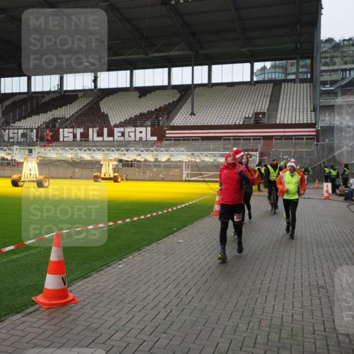 07.12.2025 - St. Pauli X-Mass-Run No. 15 Fabian Wolf http://msf.ph/oto/9421837 07.12.2025 11:48:10 Ziel 207, 724, 796, 1471, 1474, 1597, 2842, 3312, 3313, 3542, 3545, 3547, 3602 meine-sportfotos.de