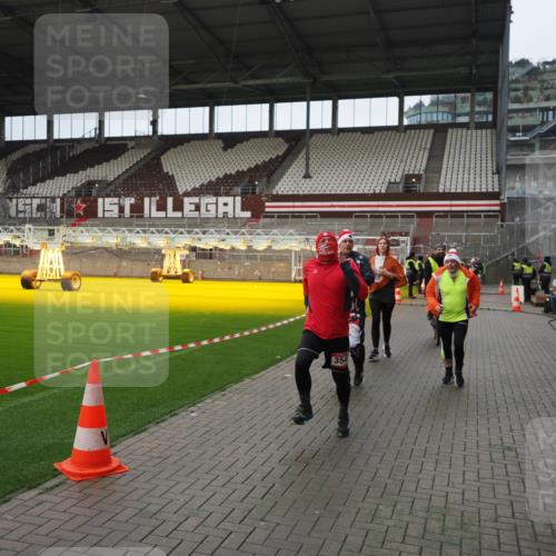 07.12.2025 - St. Pauli X-Mass-Run No. 15 Fabian Wolf http://msf.ph/oto/9421840 07.12.2025 11:48:10 Ziel 207, 724, 796, 1471, 1474, 1597, 2842, 3312, 3313, 3542, 3545, 3547, 3602 meine-sportfotos.de