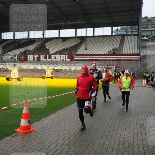 07.12.2025 - St. Pauli X-Mass-Run No. 15 Fabian Wolf http://msf.ph/oto/9421841 07.12.2025 11:48:10 Ziel 207, 724, 796, 1471, 1474, 1597, 2842, 3312, 3313, 3542, 3545, 3547, 3602 meine-sportfotos.de