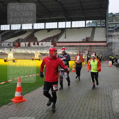 07.12.2025 - St. Pauli X-Mass-Run No. 15 Fabian Wolf http://msf.ph/oto/9421843 07.12.2025 11:48:11 Ziel 207, 724, 796, 1471, 1474, 1597, 2842, 3312, 3504, 3528, 3542, 3545, 3547, 3602 meine-sportfotos.de