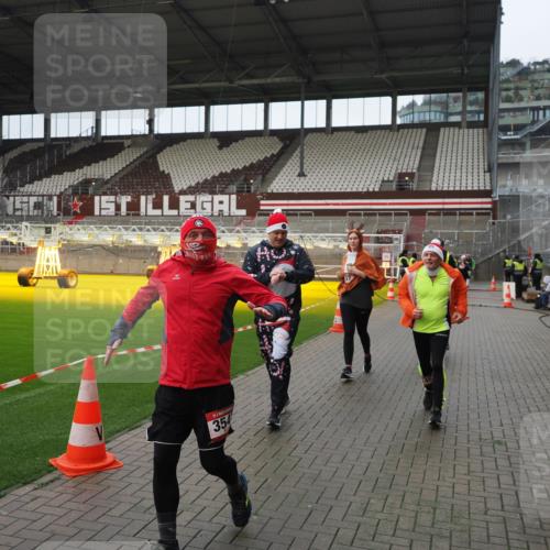07.12.2025 - St. Pauli X-Mass-Run No. 15 Fabian Wolf http://msf.ph/oto/9421844 07.12.2025 11:48:11 Ziel 207, 724, 796, 1471, 1474, 1597, 2842, 3312, 3504, 3528, 3542, 3545, 3547, 3602 meine-sportfotos.de