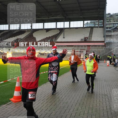 07.12.2025 - St. Pauli X-Mass-Run No. 15 Fabian Wolf http://msf.ph/oto/9421845 07.12.2025 11:48:11 Ziel 207, 724, 796, 1471, 1474, 1597, 2842, 3312, 3504, 3528, 3542, 3545, 3547, 3602 meine-sportfotos.de