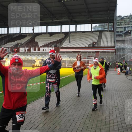 07.12.2025 - St. Pauli X-Mass-Run No. 15 Fabian Wolf http://msf.ph/oto/9421846 07.12.2025 11:48:11 Ziel 207, 724, 796, 1471, 1474, 1597, 2842, 3312, 3504, 3528, 3542, 3545, 3547, 3602 meine-sportfotos.de