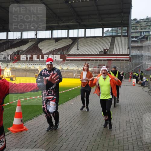 07.12.2025 - St. Pauli X-Mass-Run No. 15 Fabian Wolf http://msf.ph/oto/9421847 07.12.2025 11:48:11 Ziel 207, 724, 796, 1471, 1474, 1597, 2842, 3312, 3504, 3528, 3542, 3545, 3547, 3602 meine-sportfotos.de
