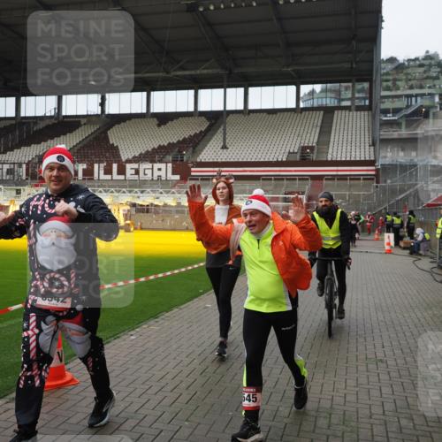 07.12.2025 - St. Pauli X-Mass-Run No. 15 Fabian Wolf http://msf.ph/oto/9421848 07.12.2025 11:48:12 Ziel 207, 724, 796, 990, 1471, 1474, 1597, 2842, 3312, 3504, 3528, 3542, 3545, 3547, 3602 meine-sportfotos.de