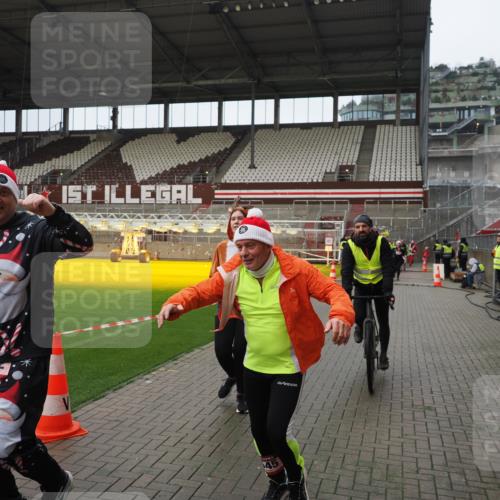 07.12.2025 - St. Pauli X-Mass-Run No. 15 Fabian Wolf http://msf.ph/oto/9421849 07.12.2025 11:48:12 Ziel 207, 724, 796, 990, 1471, 1474, 1597, 2842, 3312, 3504, 3528, 3542, 3545, 3547, 3602 meine-sportfotos.de