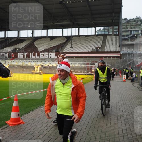 07.12.2025 - St. Pauli X-Mass-Run No. 15 Fabian Wolf http://msf.ph/oto/9421850 07.12.2025 11:48:12 Ziel 207, 724, 796, 990, 1471, 1474, 1597, 2842, 3312, 3504, 3528, 3542, 3545, 3547, 3602 meine-sportfotos.de