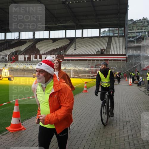 07.12.2025 - St. Pauli X-Mass-Run No. 15 Fabian Wolf http://msf.ph/oto/9421851 07.12.2025 11:48:13 Ziel 207, 724, 796, 990, 1471, 1474, 1597, 3312, 3504, 3528, 3542, 3545, 3547, 3602 meine-sportfotos.de