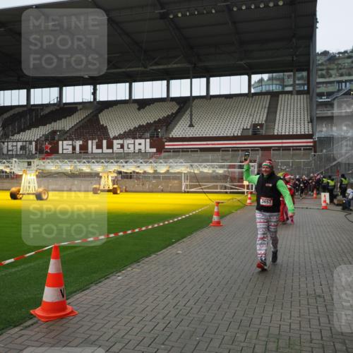 07.12.2025 - St. Pauli X-Mass-Run No. 15 Fabian Wolf http://msf.ph/oto/9421865 07.12.2025 11:48:22 Ziel 207, 990, 3504, 3528, 3545, 3635, 3638, 3657 meine-sportfotos.de