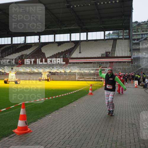 07.12.2025 - St. Pauli X-Mass-Run No. 15 Fabian Wolf http://msf.ph/oto/9421866 07.12.2025 11:48:22 Ziel 207, 990, 3504, 3528, 3545, 3635, 3638, 3657 meine-sportfotos.de