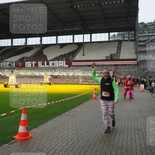 07.12.2025 - St. Pauli X-Mass-Run No. 15 Fabian Wolf http://msf.ph/oto/9421869 07.12.2025 11:48:23 Ziel 616, 990, 3504, 3528, 3635, 3638, 3657 meine-sportfotos.de