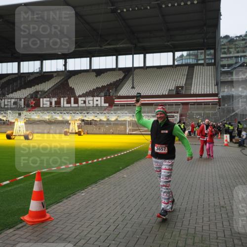 07.12.2025 - St. Pauli X-Mass-Run No. 15 Fabian Wolf http://msf.ph/oto/9421870 07.12.2025 11:48:23 Ziel 616, 990, 3504, 3528, 3635, 3638, 3657 meine-sportfotos.de