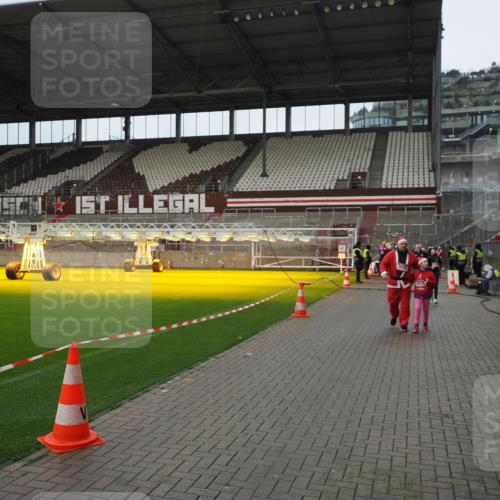 07.12.2025 - St. Pauli X-Mass-Run No. 15 Fabian Wolf http://msf.ph/oto/9421877 07.12.2025 11:48:25 Ziel 616, 732, 990, 1927, 3504, 3528, 3635, 3638, 3657 meine-sportfotos.de