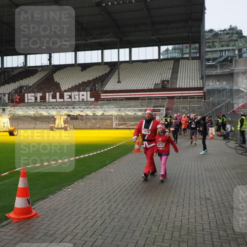 07.12.2025 - St. Pauli X-Mass-Run No. 15 Fabian Wolf http://msf.ph/oto/9421878 07.12.2025 11:48:28 Ziel 616, 732, 990, 1926, 1927, 2432, 3504, 3528, 3635, 3638, 3646, 3657, 4423, 4424, 4426, 4477, 4480 meine-sportfotos.de
