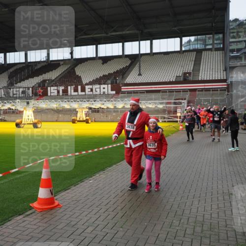 07.12.2025 - St. Pauli X-Mass-Run No. 15 Fabian Wolf http://msf.ph/oto/9421882 07.12.2025 11:48:29 Ziel 616, 732, 990, 1911, 1926, 1927, 2432, 3504, 3528, 3635, 3638, 3646, 3657, 4134, 4423, 4424, 4426, 4477, 4480 meine-sportfotos.de