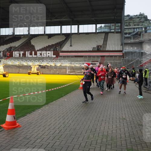 07.12.2025 - St. Pauli X-Mass-Run No. 15 Fabian Wolf http://msf.ph/oto/9421893 07.12.2025 11:48:32 Ziel 616, 732, 990, 1891, 1911, 1926, 1927, 2432, 3023, 3388, 3635, 3638, 3646, 3657, 4134, 4423, 4424, 4426, 4477, 4480 meine-sportfotos.de