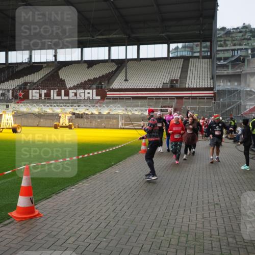 07.12.2025 - St. Pauli X-Mass-Run No. 15 Fabian Wolf http://msf.ph/oto/9421894 07.12.2025 11:48:32 Ziel 616, 732, 990, 1891, 1911, 1926, 1927, 2432, 3023, 3388, 3635, 3638, 3646, 3657, 4134, 4423, 4424, 4426, 4477, 4480 meine-sportfotos.de