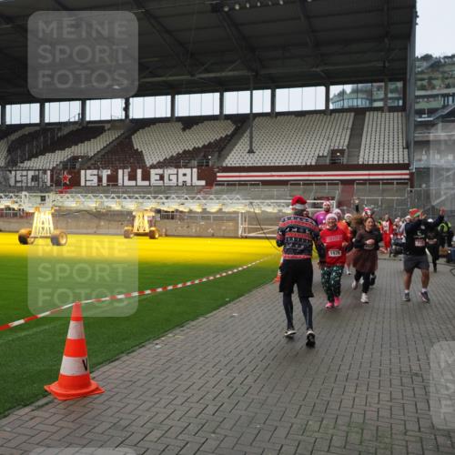 07.12.2025 - St. Pauli X-Mass-Run No. 15 Fabian Wolf http://msf.ph/oto/9421896 07.12.2025 11:48:33 Ziel 616, 732, 1891, 1911, 1926, 1927, 2432, 3023, 3388, 3635, 3638, 3646, 3657, 4134, 4423, 4424, 4426, 4477, 4480 meine-sportfotos.de