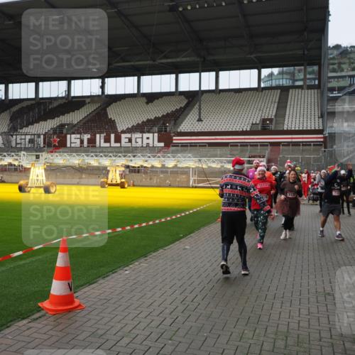 07.12.2025 - St. Pauli X-Mass-Run No. 15 Fabian Wolf http://msf.ph/oto/9421897 07.12.2025 11:48:33 Ziel 616, 732, 1891, 1911, 1926, 1927, 2432, 3023, 3388, 3635, 3638, 3646, 3657, 4134, 4423, 4424, 4426, 4477, 4480 meine-sportfotos.de