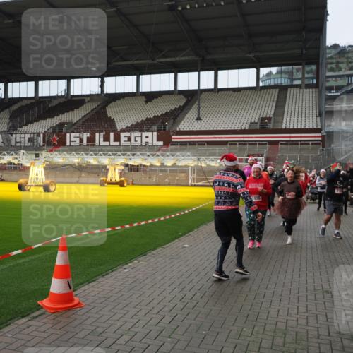 07.12.2025 - St. Pauli X-Mass-Run No. 15 Fabian Wolf http://msf.ph/oto/9421898 07.12.2025 11:48:33 Ziel 616, 732, 1891, 1911, 1926, 1927, 2432, 3023, 3388, 3635, 3638, 3646, 3657, 4134, 4423, 4424, 4426, 4477, 4480 meine-sportfotos.de