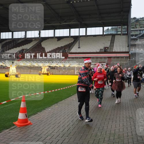07.12.2025 - St. Pauli X-Mass-Run No. 15 Fabian Wolf http://msf.ph/oto/9421900 07.12.2025 11:48:34 Ziel 616, 732, 1891, 1911, 1926, 1927, 2008, 2432, 3023, 3388, 3635, 3638, 3646, 3657, 4134, 4423, 4424, 4426, 4477, 4480 meine-sportfotos.de